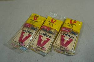 lot 190 image: 3 Victor Rat Traps