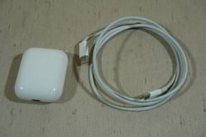 lot 203 image: Apple Airpods with Lightning Charging Case
