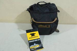lot 211 image: Mountainsmith Kit Cube SM Camera Bag
