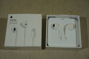 lot 265 image: Apple Earpods with Lightning Connector
