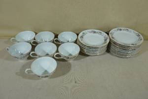 lot 306 image: Dinner Service Set -7 Mugs, 7 Tea Cup Plates, 11 Dinner Plates