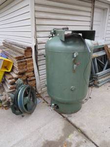 lot 2 image: 120 Gallon Compressor