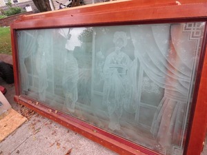 lot 7 image: Elegantly Made Sand Blasted Decorative Glass