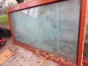lot 8 image: Elegantly Made Sand Blasted Decorative Glass