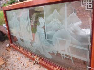 lot 9 image: Elegantly Made Sand Blasted Decorative Glass