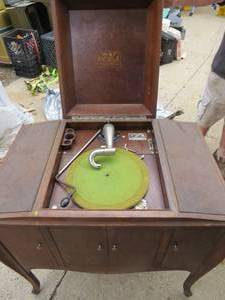lot 12 image: Antique Victrola Talking Machine