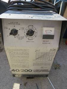 lot 28 image: Schumacher Fast ChargerStarter Charger - Model - SE-4020