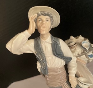 lot 61 image: Typical Peddler Lladro Porcelain Figurine