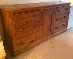 lot 18 image: Extraordinary Ethan Allen Pine Dresser