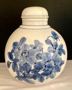 lot 207 image: Delightful Blue and White Decorative Lidded Containers