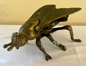 lot 81 image: Vintage Brass Fly Figurine Ashtray
