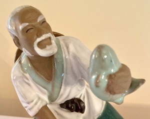lot 69 image: Vintage Shiwan Mudman Figurine