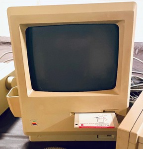 lot 285 image: Vintage Apple Macintosh 512K Computer  Monitor, Printer, Keyboard, Disk Drive and Mouse