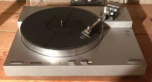 lot 290 image: Yamaha Turntable