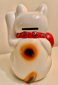 lot 114 image: White Left-Hand Maneki Cat Tokoname Ware Bank