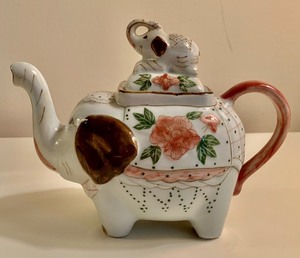 lot 134 image: Elephant Collection, 4 Piece Including 2 Creamers, Candle Holder and Ashtray