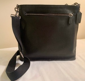 lot 355 image: Classic Coach Leather Purse - New