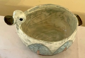 lot 463 image: Decorative Pottery Bowl by Tong-In Craft