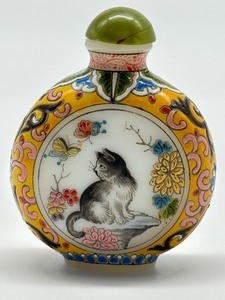 lot 44 image: Vintage Asian Snuff Bottle