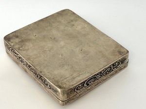 lot 31 image: Vintage Ornate Silver Tone Embossed Trinket Box