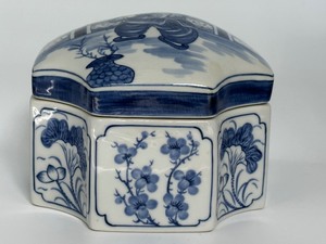 lot 26 image: Handpainted Thailand Trinket Box