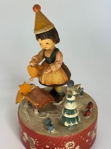 lot 195 image: Vintage Musical Figurine