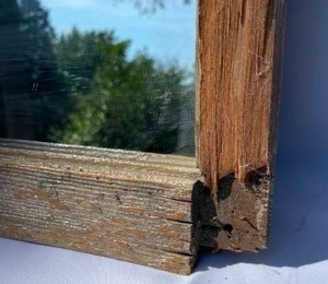 lot 424 image: Vintage Window Themed Mirror