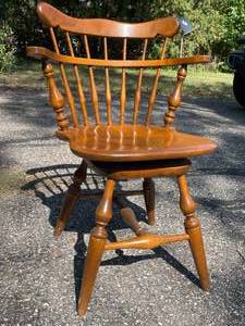 lot 435 image: Ethan Allen Spindle Back Swivel Chair