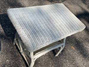 lot 438 image: Vintage Wicker Accent Table with Lower Shelf