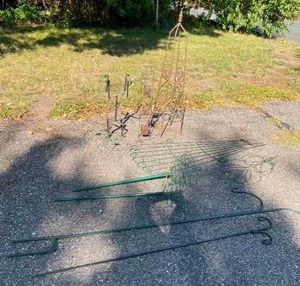 lot 522 image: Metal Garden Decorative Pieces