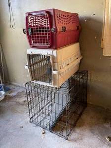 lot 525 image: Assorted Pet Kennels  Carriers