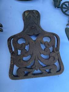 lot 529 image: Vintage Metal Decorative Pieces