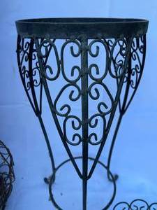lot 532 image: Vintage Metal Garden Decorative Pieces