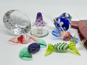 lot 455 image: Lovely Art Glass Items