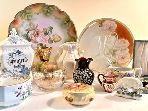 lot 487 image: Variety of Vintage Glassware