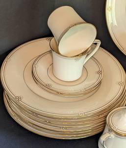 lot 263 image: Noritake Satin Gown Dish Set