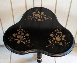 lot 265 image: Vintage Painted Accent Table