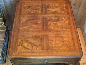 lot 386 image: Vintage Drexel Side Table