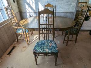 lot 398 image: Vintage Dining Table Set
