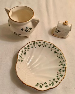 lot 365 image: Clover Pattern Dish Set With Gold Trim