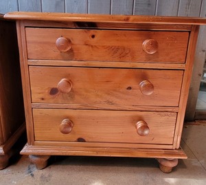 lot 2A image: Pair of Ethan Allen Night Stands