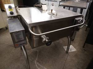 lot 86 image: Groen HFP-E-3 Natural Gas 30 Gallon Braising Pan Tilt Skillet