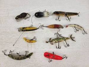 lot 246 image: (10) Vintage & Antique Fishing Lures - PAW-PAW Mouse, Kautzky Lazy-Ike, Millsite and More