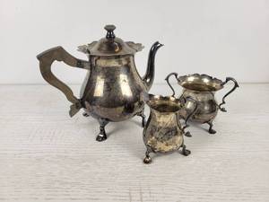 lot 265 image: Vintage Paul Revere Silver Co. Tea Set - Silver Plated