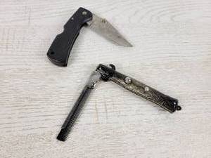 lot 316 image: 4 Blade Folding Knife and Switchblade Comb