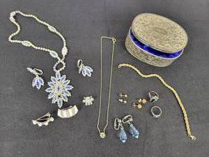 lot 318 image: Lot of Assorted Jewelry and Trinket Box