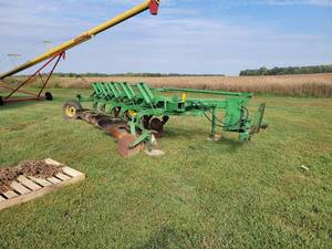lot 2 image: John Deere 2500 5 Bottom 18 Plow