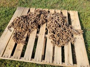 lot 4 image: Pair of Tire Chains for 16.9-34 Tires