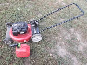 lot 3 image: Yard Machines 21 inch push mower