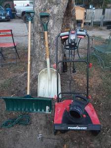 lot 8 image: Powersmart electric snow thrower